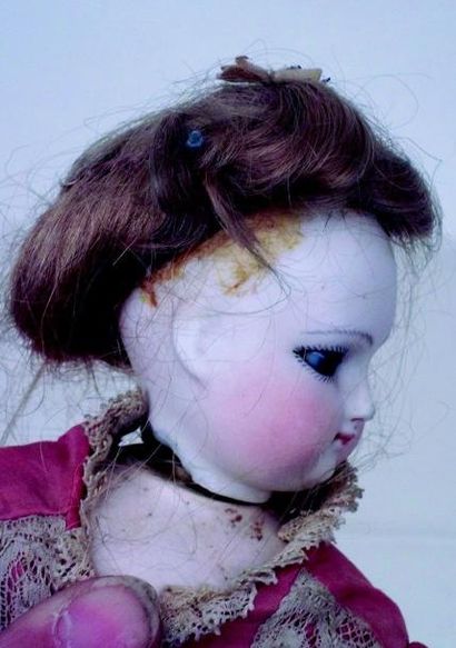 null Rare petite poupée parisienne avec tête en biscuit pressé sur le collerette...