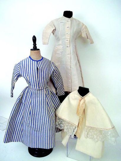 null Deux robes anciennes de poupée parisiennes en coton et soies, rayées. H 50 cm...