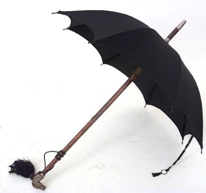 null Un beau parapluie de poupée à manche en bois et poignée en forme de tête de...
