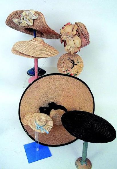 null Ensemble de 8 chapeaux anciens divers dont 7 en paille (tailles diverses)
Group...