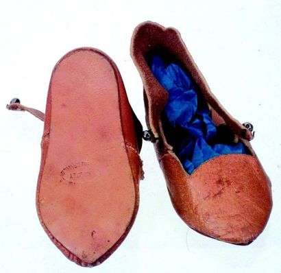 null Paire de souliers en cuir couleur caramel signés AU BEBE BON MARCHE (SIMONET)...