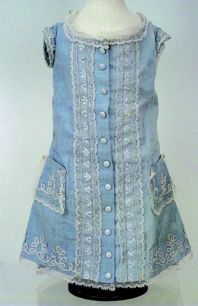 null Très belle robe ancienne de Bébé STEINER en coton bleu pâle et manches courtes...