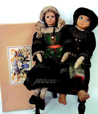 null Deux poupées bretonnes anciennes en tissu bourré avec costume d'origine. H 55...