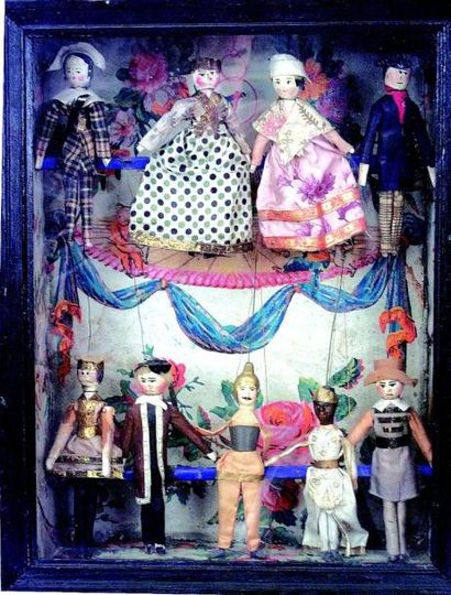 null Ensemble de 9 marionnettes anciennes en bois et habits de papier pour OPERA...