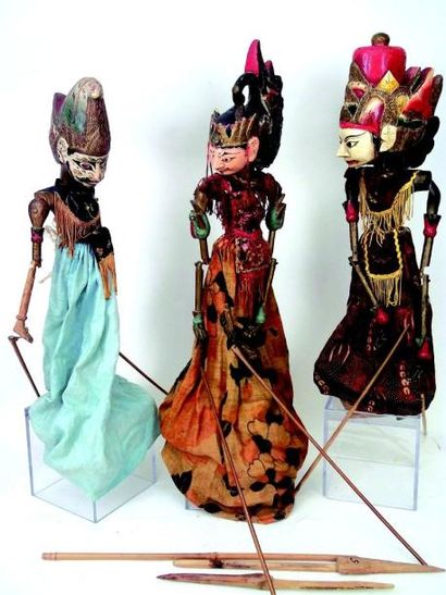 null Ensemble de trois marionnettes indonésiennes, WAYANG-GOLEK peintes. Etat d'origineavec...