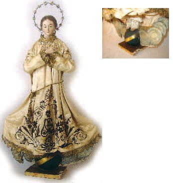 null Splendide Vierge en bois sculpté polychrome avec costume en soie brodé de fil...