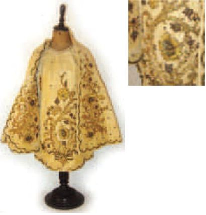 null Costume brodé de fil d'or pour Enfant-Jésus H 43 cm, comprenant le surplis et...