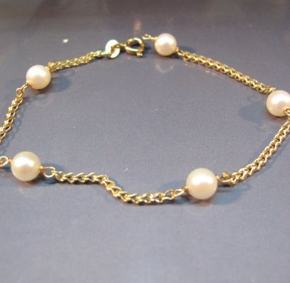 Bracelet en or jaune orné de perles de culture....
