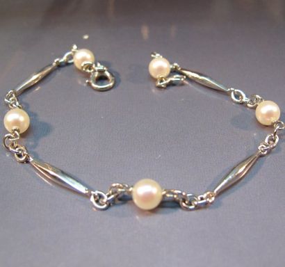 Bracelet en or gris orné de perles de culture....