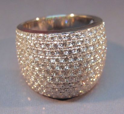 null Bague bandeau en or gris pavée de diamants taille brillant pour 5.80 ct environ...