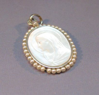 null Médaille ovale en nacre entourage or gris serti de perles. Vers 1930. Poids...