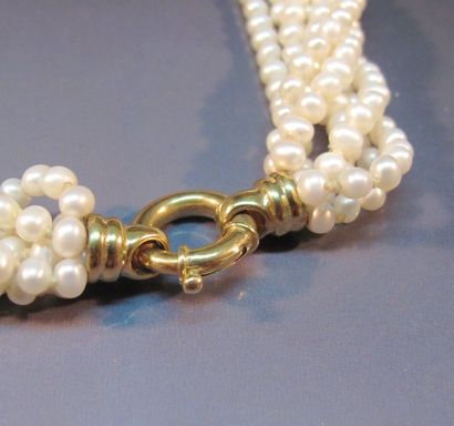 null Collier tresse formé de sept rangs de perles de culture, fermoir anneau en or...