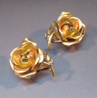 null Paire de boucles d'oreilles clips en or jaune stylisant des roses. Poids : 9.90...