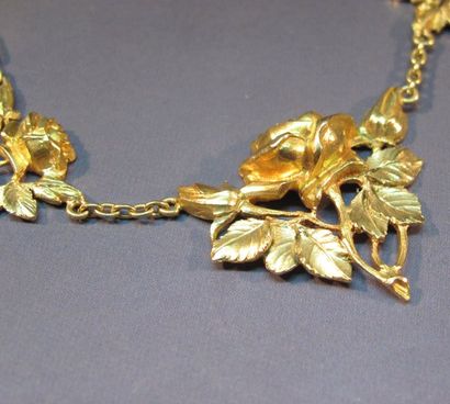 null Collier draperie en or jaune à motifs de roses en ors de couleur. Vers 1900....