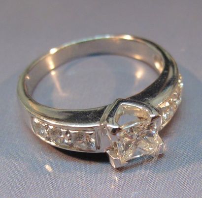 null Bague en or gris centrée d'un diamant taille princesse, l'anneau serti de diamants...