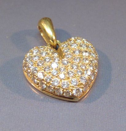 null Pendentif coeur en or jaune pavé de diamants taille brillant. Poids : 4.60 ...