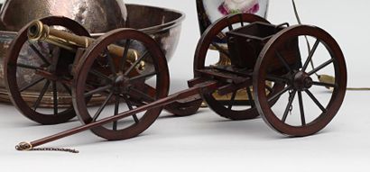 null REDUCTION DE CANON en bronze avec affut en bois et métal, roues cerclées de...