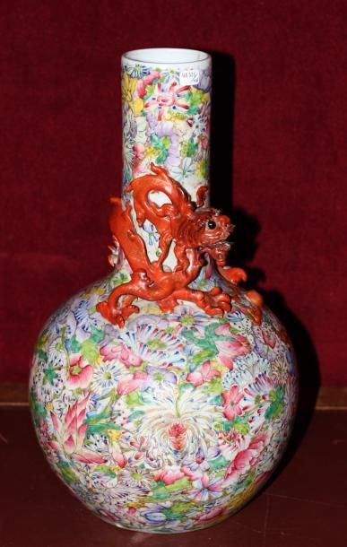 null Vase en porcelaine de forme boule à col droit à décor de dragon et mille fleurs....