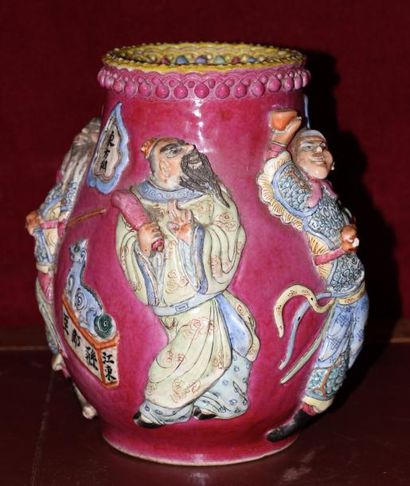 null Vase en terre cuite émaillée à décor de 4 personnages polychromes. Chine