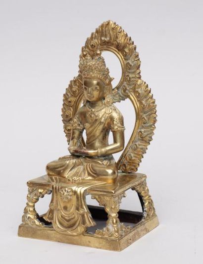 null STATUETTE, épreuve en bronze ciselé et doré représentant le Bouddha
Amitayus,...