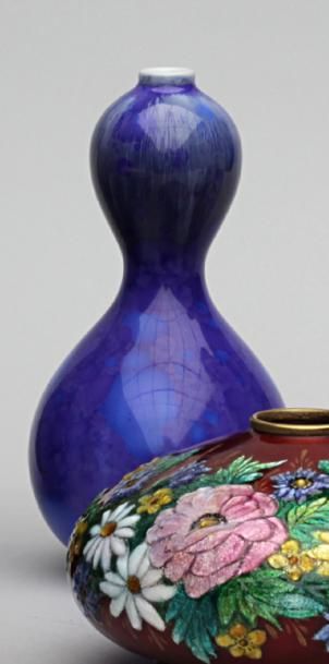 null COPENHAGUE
Vase en porcelaine de forme coloquinte émaillé bleu , marqué au revers...