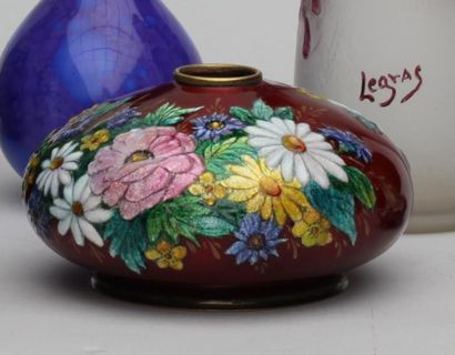 null FAURE Industrie
Vase de forme boule applatie, épreuve d'édition à décor floral...