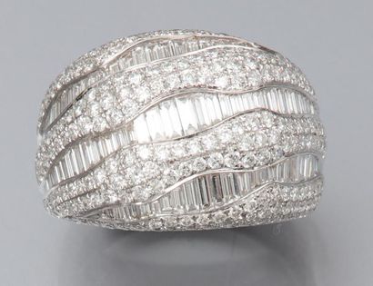 null Bague bandeau en or gris 750°/00 (hibou), sertie de diamants baguettes et taille...