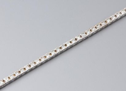 null Bracelet ligne en or gris 750°/00 (hibou), serti de diamants princesses (un...