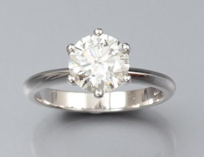 null Bague en or gris 750°/00 sertie d'un diamant taille brillant de 2.01 carat,...