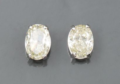 null Paire de boucles d'oreilles en or gris 750°/00, serties chacune d'un diamant...