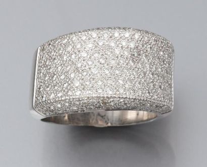 null Bague bandeau en or gris 750°/00 (tête d'aigle) pavée de diamants taille brillant....