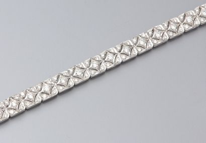 null Bracelet articulé en or gris 750°/00 à maillons géométriques sertis de diamants...
