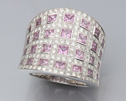 null Importante bague bandeau en or gris 750°/00 (tête d'aigle), pavée de saphirs...