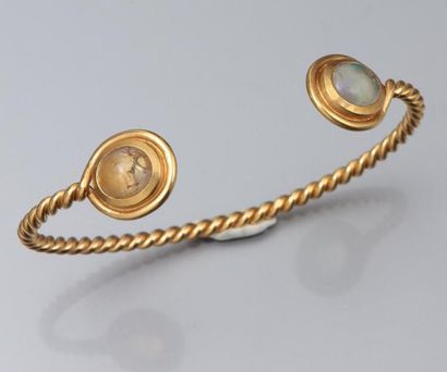 null Bracelet rigide ovale ouvert en or jaune 750°/00 (tête d'aigle) torsadé, les...