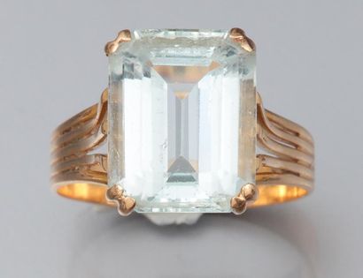 null Bague en or jaune fileté 750°/00 (tête d'aigle), sertie d 'une aigue-marine...