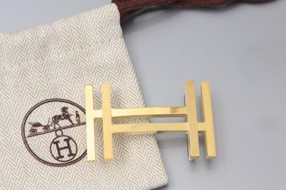 HERMES Boucle de ceinture dorée modèle H². Signée, 35 mm. pochette