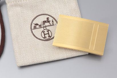 HERMES Boucle de ceinture dorée striée. Signée, 35 mm. pochette