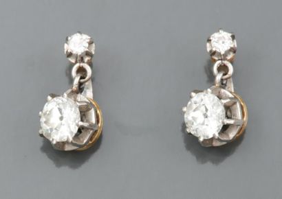 null Paire de boucles d'oreilles en or deux tons 750°/00, serties de diamants taille...
