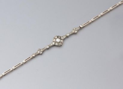 null Bracelet en or gris 750°/00 et platine (hibou, mascaron) à décor d'une rosace...