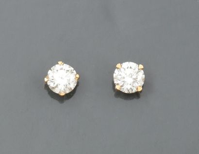null Paire de clous d'oreilles en or jaune 750°/00, chacun serti d'un diamant taille...