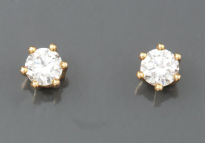 null Paire de puces en or jaune 750°/00, chacune est sertie d 'un diamant taille...