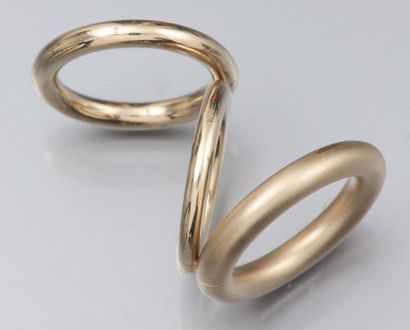 POMELLATO Bague trois anneaux en or jaune pâle 750°/00 (hibou) brossé et lisse. Signée....