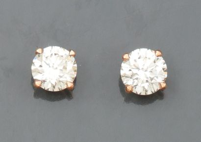 null Paire de clous d'oreilles en or rose 750°/00, chacun serti d'un diamant taille...