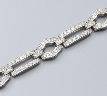  Bracelet en or gris 750°/00 (tête d'aigle) à mallons articulés sertis de diamants...