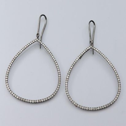 null Paire de grandes boucles d'oreilles en argent patiné 925, serties de diamants...