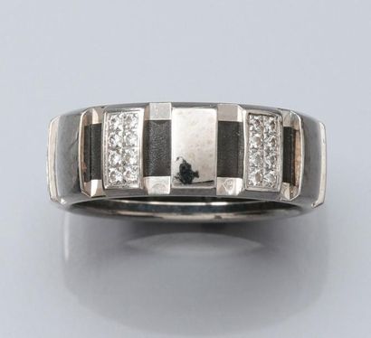 CHAUMET Bague Class one en or gris 750°/00 (tête d'aigle) sertie de diamants taille...