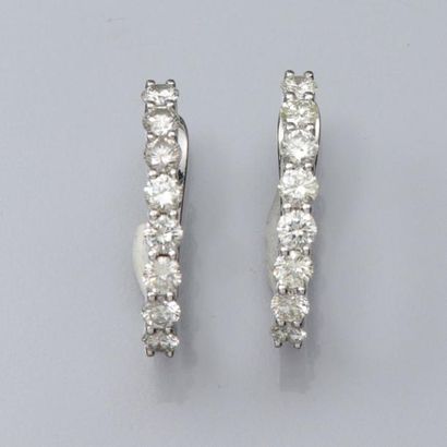 null Paire de boucles d'oreilles en or gris 750°/00 (tête d'aigle) serties de diamants...