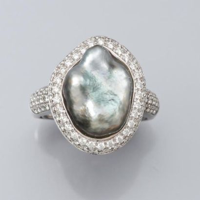 null Bague en or gris 750°/00 sertie d'une perle Keshi de Tahiti , entourage de diamants...