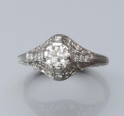  Bague en platine (mascaron) centrée d 'un diamant demi taille de 0.50 carat environ,...