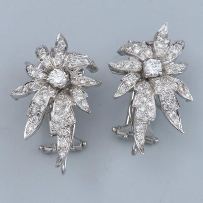  Paire de boucles d'oreilles feuillages en or gris 750°/00 (hibou) serties de diamants...